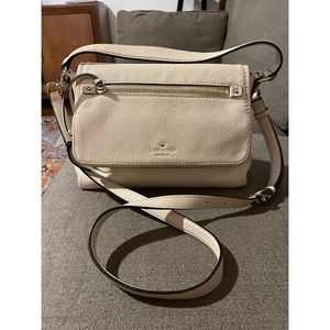 KATE SPADE COBBLE HILL SMALL TODDY. PEBBLED LEATHER HANDBAG.